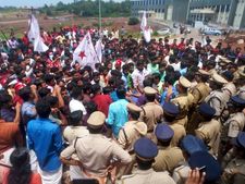 അഭിപ്രായ സ്വാതന്ത്ര്യം അടിച്ചമർത്തുന്നതിനെതിരെ  ഡിവൈഎഫ്ഐ  കേന്ദ്ര സർവ്വകലാശാല മാർച്ചിില്‍  പ്രതിഷേധം