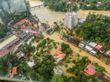 ദുരിതാശ്വാസ പ്രവര്‍ത്തനത്തിനിടെ വനിതാ വക്കീലന്മാരെ കയ്യേറ്റം ചെയ്തു: അഞ്ച് പേര്‍ പിടിയില്‍