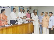 കുടുംബസംഗമത്തിന് സ്വരൂപിച്ച തുക ദുരിതാശ്വാസ നിധിയിലേക്ക് നല്‍കി കൊളായിക്കാര്‍