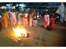  വനിതാ നേതാവിനെ പീഡിപ്പിച്ച കേസ്: ആരോപണ വിധേയനായ  എംഎല്‍എ പികെ ശശിയുടെ കോലം കത്തിച്ചു