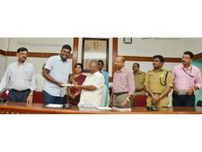 ദുരിതാശ്വാസ നിധി സമാഹരണത്തിന് നവകേരള ലോട്ടറി; കോട്ടയം ജില്ലയിൽ വിൽപ്പന ആരംഭിച്ചു