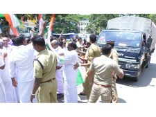 ഹർത്താൽ അനുകൂലികൾ നാവിക സേനയുടെ വാഹനം തടഞ്ഞു, കൊച്ചിയിൽ സംഘർഷം