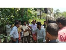 റോഡ് നിർമ്മാണത്തിലെ അപാകത: പിഡബ്ള്യുഡി ഉദ്യോഗസ്ഥരെയും, കോൺട്രാക്ടറെയും ഉപരോധിച്ചു