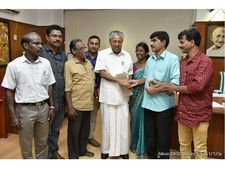 കണ്ണുള്ളവർ കാണട്ടേ ഈ കാഴ്ച... പ്രളയബാധിതർക്ക് സഹായ ഹസ്തവുമായി അന്ധനായ ക്ലാസ് ഫോർ ജീവനക്കാരൻ
