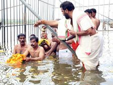  വാജ്‌പേയിയുടെ  ചിതാഭസ്മം നിളയില്‍ നിമഞ്ജനം ചെയ്തു; സാക്ഷ്യം വഹിക്കാൻ എത്തിയത് നിരവധി പ്രവർത്തകർ