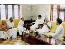  ദുരിതാശ്വാസ നിധി ജനങ്ങളുടെ ദുരിതമകറ്റാന്‍ മാത്രം  ഉപയോഗിക്കണമെന്ന് ഉമ്മന്‍ ചാണ്ടി, പാണക്കാട് തങ്ങളുമായി കൂടിക്കാ ഴ്ച നടത്തി