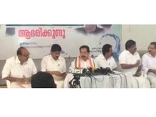 പ്രളയത്തിന്റെ പേരിൽ സംസ്ഥാനത്ത് നടക്കുന്നത് ഗൂണ്ടാപിരിവ്: സര്‍ക്കാരിനെതിരെ ആരോപണങ്ങളുമായി പ്രതിപക്ഷം
