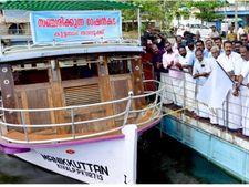 റേഷന്‍ കടകള്‍ വെള്ളത്തില്‍ മുങ്ങി; കൈനകരിയിലേക്ക് സഞ്ചരിക്കുന്ന റേഷന്‍ കടയുമായി സിവില്‍ സപ്ലൈസ്