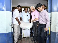 കൊല്‍ക്കത്തയില്‍ നിന്ന് 160 ടണ്‍ സാധനങ്ങള്‍; കോഴിക്കോടിനുള്ള മുന്‍കലക്ടറുടെ സ്‌നേഹോപഹാരം