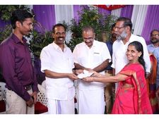 മംഗല്യപ്പന്തലിൽ നിന്ന് ദുരിതാശ്വാസനിധിയിലേക്ക്: കോഴിക്കോട് നിന്ന് നല്‍കിയത്  2 ലക്ഷം രൂപ 
