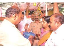 പ്രളയബാധിതര്‍ക്ക് സഹായം: തൃശൂരില്‍ സ്വകാര്യ ബസുകള്‍ ഓടിത്തുടങ്ങി, ഒരു ദിവസത്തെ വരുമാനം ഫണ്ടിലേക്ക്!