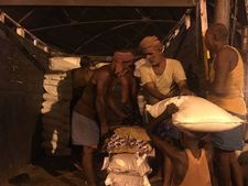 കൊൽക്കത്തയിൽ നിന്ന് സാധനങ്ങളെത്തി: ഡോ‌. പിബി സലീമിന്റെ സ്നേസ്പർശത്തോടെ