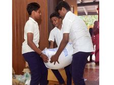 മലപ്പുറത്തെ ദുരിതാശ്വാസ ക്യാമ്പിലേക്ക് 15 ചാക്ക് അരി: അരിയുമായെത്തിയത് സ്‌കൂള്‍ വിദ്യാര്‍ത്ഥികള്‍ 