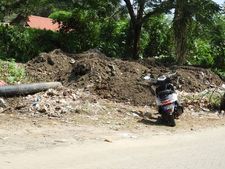 നീർച്ചാലും കുളവും നികത്തുന്നതായി പരാതി: കളമശ്ശേരിയില്‍ സ്വകാര്യ വ്യക്തിക്കെതിരെ പ്രതിഷേധം!!
