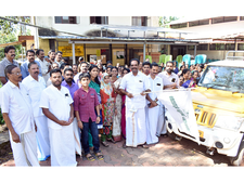 വീട്ടു പത്രങ്ങളുമായി ബ്ലോക്ക് പഞ്ചായത്ത് വാഹനം പുറപ്പെട്ടു ;പ്രളയദുരിതാശ്വാസ പ്രവർത്തനങ്ങളിൽ വ്യത്യസ്തമായ വഴിയിലൂടെ തോടന്നൂർ ബ്ലോക്ക് പഞ്ചായത്ത്