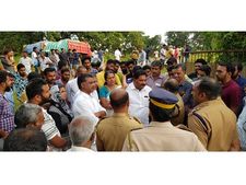 കളമശേരിയിൽ നിക്ഷേപിക്കാൻ കൊണ്ടുവന്ന മാലിന്യം നാട്ടുകാർ തടഞ്ഞു: മാലിന്യം തിരികെ കൊണ്ടുപോയി