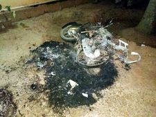 മലപ്പുറം: പോലീസുകാരന്റെ വീട്ട് മുറ്റത്ത് നിര്‍ത്തിയിട്ടിരുന്ന ബൈക്ക് തീയിട്ടു നശിപ്പിച്ചു 