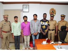 വ്യാജവിസ നൽകി പണം തട്ടുന്ന സംഘം അറസ്റ്റിൽ: മൾട്ടിസ്പെഷ്യാലിറ്റി ആശുപത്രിയിൽ ഡോക്ടറായി നല്‍കാമെന്ന്!