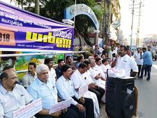  രാത്രിയാത്രാ നിരോധനം: അന്തിമപോരാട്ടത്തിന് ആക്ഷന്‍കമ്മിറ്റി; സുപ്രീംകോടതി റിപ്പോര്‍ട്ട് അംഗീകരിക്കണമെന്നാവശ്യപ്പെട്ട് ധര്‍ണ നടത്തി