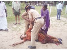 വാടാനപ്പള്ളിയില്‍ ടവര്‍ നിര്‍മ്മാണം തടഞ്ഞു; പോലീസ് മര്‍ദ്ദനത്തില്‍ നിരവധി പേര്‍ക്ക് പരുക്ക്
