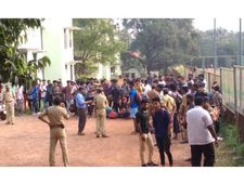 കേരളവര്‍മ്മ കോളജ്‌ സംഘര്‍ഷം: ഹോസ്റ്റല്‍ അടച്ചിട്ടു, സംഘര്‍ഷം ഫ്രഷേഴ്സ് ഡേയുമായി ബന്ധപ്പെട്ട്!! 