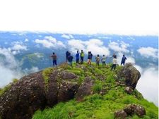 ഇടുക്കിയില്‍ വിനോദ സഞ്ചാരത്തിനേര്‍പ്പെടുത്തിയരുന്ന നിരോധന ഉത്തരവ് പിന്‍വലിച്ചു... രാത്രിയാത്രക്ക് രണ്ടു ദിവസംകൂടി നിയന്ത്രണം!!!