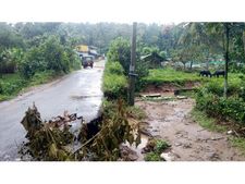 പാലക്കുറ്റിപ്പാലം അപകടഭീഷണിയില്‍; കനത്തമഴയില്‍ റോഡില്‍ ഗര്‍ത്തവും; പ്രദേശവാസികള്‍ സമരത്തിലേക്ക്