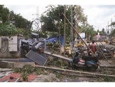 ചാലക്കുടിയില്‍ കനത്ത ചുഴലിക്കാറ്റ്: വന്‍ നാശം, പലയിടത്തും ബുധനാഴ്ചയും വൈദ്യുതി എത്തിയില്ല!!