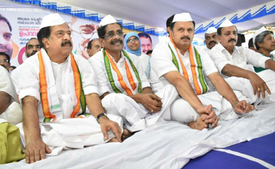 ആയുധം താഴെ വെക്കാന്‍ സിപിഎമ്മും ബിജെപിയും തയ്യാറാവണം; കേരളം അശാന്തിയുടെ നിഴലിലെന്ന് രമേശ് ചെന്നിത്തല