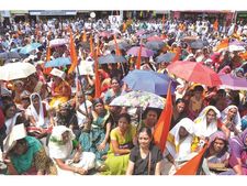 ശബരിമല വിഷം:  ശബരിമല കര്‍മസമിതി സ്വരാജ് റൗണ്ടില്‍ നടുവിലാലിനു മുന്നില്‍ റോഡ് ഉപരോധിച്ചു