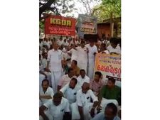 കോണ്‍ഗ്രസിനെ നവോത്ഥാനം പഠിപ്പിക്കാന്‍ സിപിഎം വളര്‍ന്നിട്ടില്ല, ഇനിയും ഒരു ബോംബു കൂടി പൊട്ടാനുണ്ട്!!