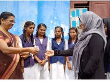 കളഞ്ഞുകിട്ടിയ സ്വർണ്ണാഭരണം  ഉടമയ്ക്ക് കൈമാറി വിദ്യാർത്ഥിനികൾ മാത്യകയായി