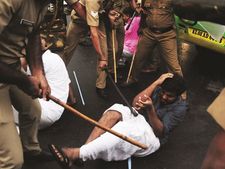 യൂത്ത് കോണ്‍ഗ്രസ്-കെഎസ് യു  മാര്‍ച്ചിനുനേരെ  ലാത്തിച്ചാര്‍ജ്, വീക്ഷണം ഫോട്ടോഗ്രാഫർക്ക് മർദ്ദനം