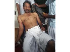 സര്‍ക്കാരുദ്യോഗസ്ഥനെ പോലീസ് വീട്ടില്‍ കയറി മര്‍ദിച്ചതായി പരാതി; സംഭവം അമ്മയുടെ മരണാനന്തരചടങ്ങുകള്‍ നടക്കുന്നതിനിടെ