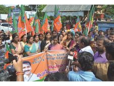 തൃശൂര്‍ സിറ്റി പോലീസ് കമ്മീഷണറുടെ ഓഫീസിലേക്ക് മാര്‍ച്ച്: ബിജെപിലനേതാക്കള്‍ക്കെതിരെ കേസ്