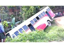  നിയന്ത്രണം നഷ്ടപ്പെട്ട കെഎസ്ആര്‍ടിസി ബസ് തോട്ടിലേയ്ക്ക് മറിഞ്ഞു... ഒഴിവായത് വന്‍ദുരന്തം!!!