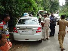 വയനാട്ടില്‍ കാര്‍ ഉപേക്ഷിച്ച നിലയില്‍ കണ്ടെത്തി: കുത്തിക്കീറിയ സീറ്റുകള്‍ക്കുള്ളില്‍ പണം