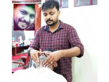  സാക്ഷരതാ മിഷന്റെ തുല്യതാ കോഴ്‌സിലൂടെ മലപ്പുറത്തെ 'ബാര്‍ബര്‍' നിയമപഠനം തുടങ്ങി,  രണ്ട് കുഞ്ഞുങ്ങളുടെ പിതാവായ യുവാവ്  കുടുംബം പോറ്റാന്‍ ഒഴിവ് സമയത്ത് വീണ്ടും ബാര്‍ബര്‍ഷോപ്പിലെത്തും