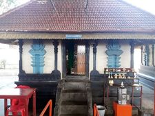 മാനന്തവാടി ശ്രീ കാഞ്ചി കാമാക്ഷിയമ്മന്‍ ക്ഷേത്രത്തില്‍ മോഷണം: സ്വര്‍ണാഭരണവും പണവും നഷ്ടമായി; സി സി ടി വി ഹാര്‍ഡ് ഡിസ്‌കും കൊണ്ടുപോയി