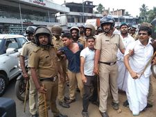   മലപ്പുറത്തെ പരിപാടികളിലെല്ലാം ജലീലിന് യൂത്ത്‌ലീഗിന്റെ കരിങ്കൊടി,  പ്രതിഷേധത്തിന് കാരണം ചിലര്‍ കയ്യടക്കിവെച്ച സഹായങ്ങള്‍ ജനങ്ങളിലേക്കെത്തിക്കുന്നതിനാലെന്ന് ജലീല്‍