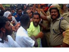  മന്ത്രി ജലീലിനെതിരെയുള്ള പ്രതിഷേധ രീതി മാറുന്നു, തിരൂരില്‍ കല്ലേറ്, നാല് പോലീസുകാര്‍ക്ക് പരിക്ക്