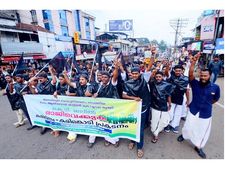  ജലീല്‍ രാജിവെക്കണം; മലപ്പുറത്തെ 16 മണ്ഡലങ്ങളിലും കരിദിനമാചരിച്ചു, കറുത്ത കോട്ടും കരിങ്കൊടിയുമേന്തി പ്രതിഷേധ പ്രകടനങ്ങള്‍ നടത്തി