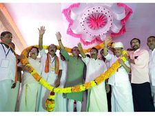 പിണറായി ആധുനിക സ്റ്റാലിന്‍, മുരളീധരന് ഹിന്ദുക്കളെ പുറകില്‍നിന്ന് കുത്തിയ പാരമ്പര്യം:ശ്രീധരന്‍ പിള്ള