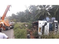 സ്വകാര്യ ടൂറിസ്റ്റ് ബസ് മറിഞ്ഞ് 20 പേർക്ക് പരിക്ക് 