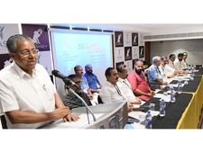 ഒടുവില്‍ മാധ്യമങ്ങളെ തലോടി മുഖ്യമന്ത്രി; പിന്നാലെ തല്ലും 