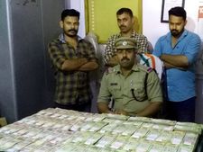   നിരോധിത നോട്ടുകളുടെ ഒരു കോടിക്ക് 25 ലക്ഷം വാഗ്ദാനം നല്‍കും, ശേഷം കമ്മീഷന്‍ വാങ്ങി മുങ്ങും, സംഘം സജീവമെന്ന് പോലീസ്, ഒരുകോടിയുമായി രണ്ടുപേര്‍ പിടിയില്‍