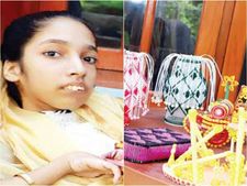 പ്രായം പതിനെട്ട്... ഇവളുടെ യാത്ര ഇപ്പോഴും ഉമ്മ ഷെറീഫ ചുമലിൽ കിടന്ന് തന്നെ; നാദാപുരത്തെ അർഷിനയുടെ ലക്ഷ്യം അക്ഷരങ്ങൾ മാത്രം!!