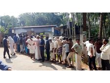 മലപ്പുറം കക്കോവ് പള്ളി തെരഞ്ഞെടുപ്പ്;എപി-ഇകെ  സുന്നികള്‍ തമ്മില്‍ സംഘര്‍ഷം, എപി വിഭാഗം പെട്ടി എടുത്തോടി!!