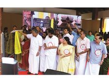 നാട് മുന്നോട്ട് പോയെങ്കിലും ഒരുകൂട്ടര്‍ പുറകോട്ട് പോയി; ദൈവത്തിനുമുന്നില്‍ ഋതുവായ പെണ്ണിനെ  മാറ്റിനിര്‍ത്തരുതെന്ന് എഴുത്തച്ഛന്‍ തന്റെ വരികളിലൂടെ ഉദ്ധരിച്ചിട്ടുണ്ടെന്ന് മുഖ്യമന്ത്രി