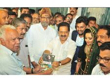മംഗല്യ പന്തലില്‍ പുതുമമായി പുസ്തക പ്രകാശനം;പ്രതിപക്ഷ നേതാവ് രമേശ് ചെന്നിത്തല എഴുത്തുകാരന്‍ എംസി വടകരക്ക് നല്‍കി പുസ്തകം പ്രകാശനം